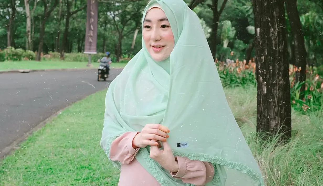 Ibu dari Yusuf Ramadhan ini tak pernah ragu dalam memadu padankan jilbab serta gamisnya. Larissa memadu padankan warna pastel, dengan hijab hijau muda dan gamis bewarna peach, tampilan Larissa pun semakin manis. (Liputan6.com/IG/larissachou)