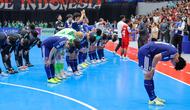 Para pemain Timnas Futsal Jepang menundukkan badan ke arah penonton setelah kalah dari Timnas Futsal Indonesia pada semifinal Piala Asia Futal 2026 di Indonesia Arena, Kamis (5/2/2026). (Bola.com/Bagaskara Lazuardi)