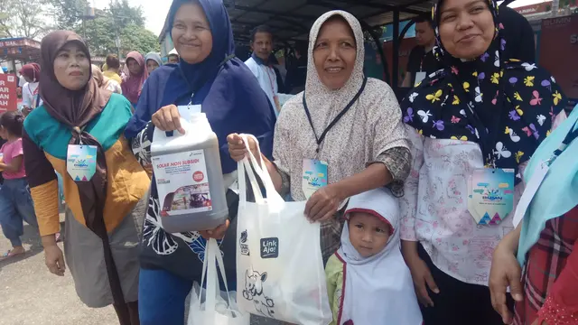 Ratusan warga di Jalan Tanjung Datuk, Kecamatan Lima Puluh, Kota Pekanbaru, menyerbu pasar murah di Terminal Bahan Bakar Minyak PT Pertamina.