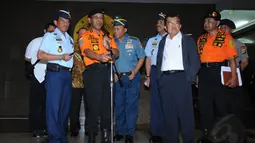 Kepala Basarnas Marsdya TNI F Henry Bambang Sulistyo (kedua dari kiri) bersiap memberikan keterangan terkait hilangnya pesawat AirAsia QZ 8501 di kantor Basarnas, Jakarta (28/12). (Liputan6.com/Helmi Fithriansyah) 