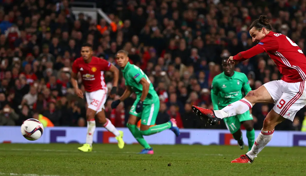 Aksi Zlatan Ibrahimovic saat mengeksekusi tendangan penalti saat bertanding melawan Saint-Etienne dalam laga Liga Eropa di Olad Trafford, Inggris, (16/2). MU menang telak atas Saint-Etienne 3-0. (AP Photo / Dave Thompson)