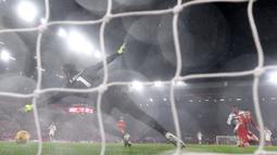 Kiper Alisson Becker gagal menghalau bola tendangan pemain Manchester United, Amad Diallo pada laga lanjutan Liga Inggris 2024/2025 di Anfiled, Liverpool, Inggris, Minggu (05/01/2025). (AFP/Darren Staples)