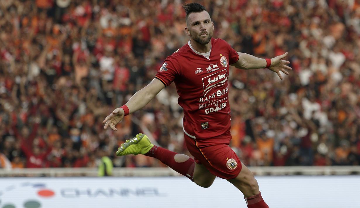Striker Persija Jakarta, Marko Simic, melakukan selebrasi usai mencetak gol ke gawang Persib Bandung pada laga Shopee Liga 1 di SUGBK, Jakarta, Rabu (10/7). Persija bermain imbang 1-1 atas Persib. (Bola.com/Yoppy Renato)