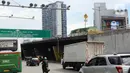 Kendaraan melintas di bawah kamera electronic traffic law enforcement (ETLE) di Jalan S Parman, Slipi, Jakarta, Senin (20/2/2023). Polda Metro Jaya akan memberlakukan 70 kamera ETLE statis di beberapa ruas jalan di Jakarta di tahun ini. (Liputan6.com/Johan Tallo)