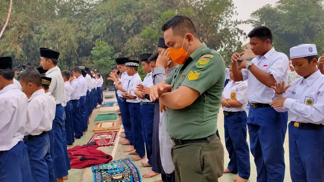 Santri dan TNI di Palembang Salat Minta Hujan di Tengah Kepungan Kabut Asap