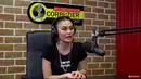 "Kita udah hampir empat tahun pacaran lho waktu itu. Cuma waktu itu memang susah karena ada banyak masalah lain yang kita nggak bisa obrolin di sini," kata Agnez Mo. (YouTube/Deddy Corbuzier)