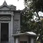 Komunitas Sahabat Heritage Indonesia menggelar kegiatan jelajah makam di Tempat Pemakaman Umum (TPU) Pandu, Kota Bandung, Minggu (6/6/2021). (Liputan6.com/Huyogo Simbolon)