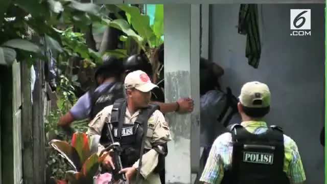 Tetangga terduga teroris Cipayung, Jakarta Timur, AS dan M masih cemas usai penangkapan suami istri itu oleh Detasemen Khusus 88 Antiteror.