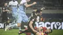 Gelandang AC Milan, Calhanoglu gagal memanfaatkan peluang di mulut gawang Lazio pada laga lanjutan Serie A yang berlangsung di stadion, Olimpico, Roma, Senin (26/11). AC Milan ditahan imbang 1-1. (AFP/Filippo Monteforte)