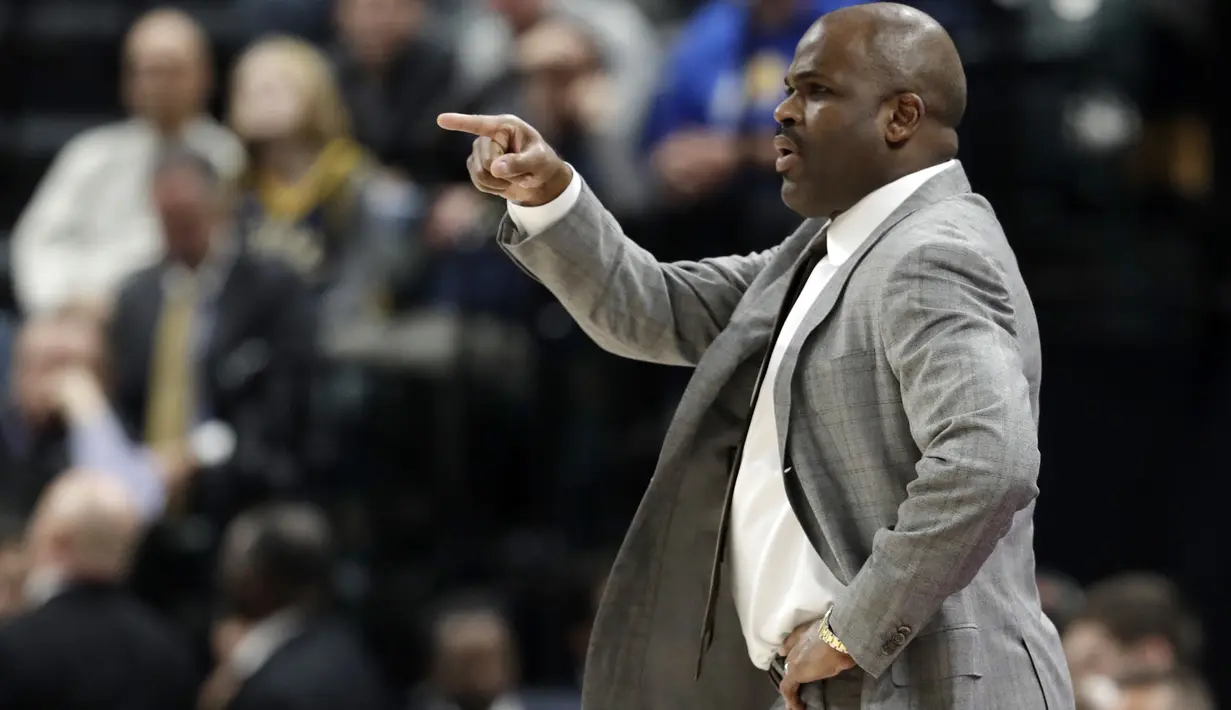 Pelatih Indiana Pacers, Nate McMillan saat memimpin timnya melawan Boston Celtics pada lanjutan NBA basketball game di Bankers Life Fieldhouse, Indianapolis, (25/11/2017). Boston Celtics menang 108-98. (AP/Darron Cummings)
