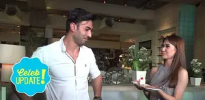 Mehdi Zati mendapatkan kejutan berupa kue ulang tahun dari temannya, Sheila Alexander. 