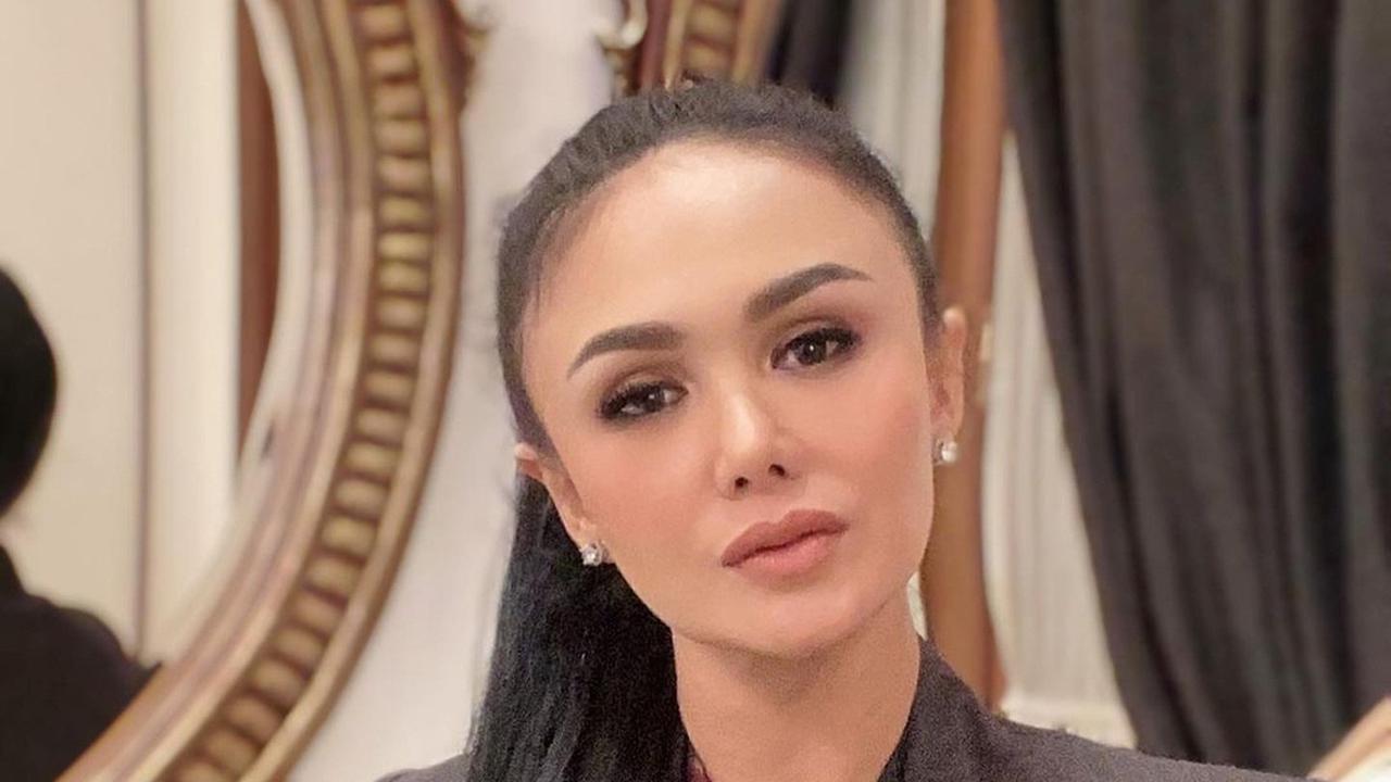 FOTO: Gaya Yuni Shara saat Pakai Blazer, Tetap Menawan