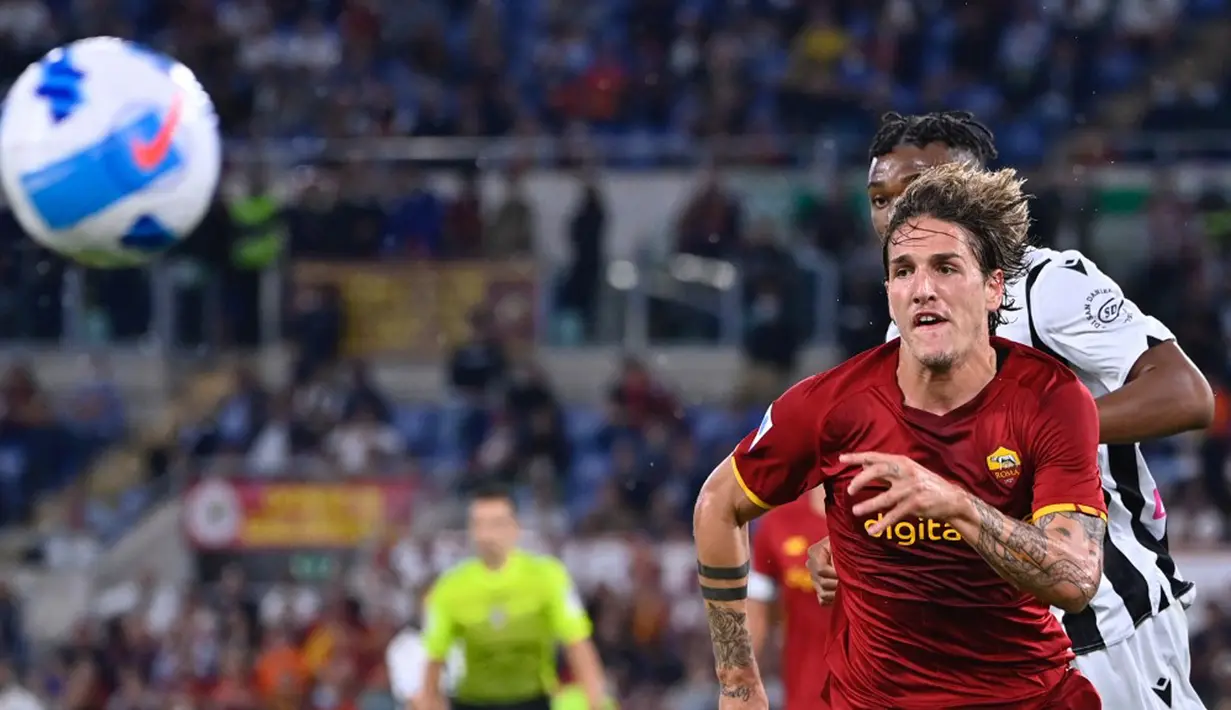 Pemain AS Roma Nicolo Zaniolo berlari mengejar bola saat melawan Udinese pada pertandingan Serie A Liga Italia di Olympic Stadium, Roma, Italia, 23 September 2021. AS Roma menang 1-0. (Alberto PIZZOLI/AFP)
