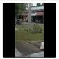 Viral&nbsp;video di sosial media berdurasi 2 menit 50 detik di Kabupaten Cilacap, Provinsi Jawa Tengah memperlihatkan adanya aksi perampokan oleh tiga orang dengan mengendarai dua sepeda motor di sebuah toko. (Twitter&nbsp;@Narasi_winda)