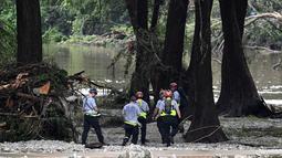 Tim pencari dan penyelamat setempat, pada hari Sabtu (5/7/2025), terus berupaya melakukan pencarian terhadap lebih dari 20 anak perempuan yang hilang dari kamp musim panas di tepi sungai di negara bagian Texas, Amerika Serikat. (RONALDO SCHEMIDT/AFP)