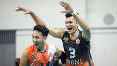 Pemain Jakarta BNI 46, Sigit Ardian (kanan) dan Muhamad Syaifudin Najib melakukan selebrasi usai mencetak skor saat laga lanjutan PLN Mobile Proliga 2022 melawan Surabaya Bhayangkara Samator di GOR Padepokan Voli Jenderal Polisi Kunarto, Bogor, Jumat (14/01/2022). (Bola.com/Bagaskara Lazuardi)