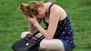 Cristina Gilbert berdoa untuk korban penembakan di Pulse, klub malam khusus kaum gay di Orlando, Florida, AS, Minggu (12/6). Sebelumnya, seorang pria bersenjata menyandera sejumlah orang setelah menembaki klub gay tersebut. (REUTERS/Steve Nesius)
