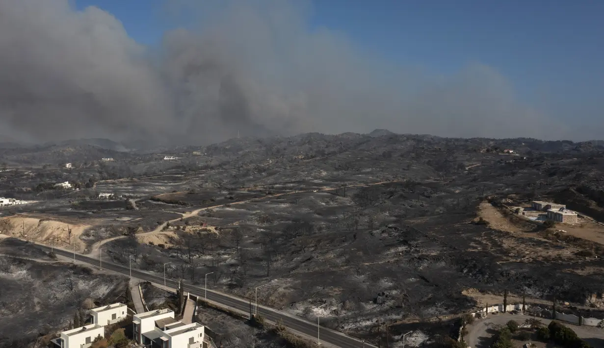 Kebakaran di pulau tersebut hanya terjadi di pegunungan Pulau Rhodes. Namun angin, suhu panas, dan kondisi kering memperluas wilayah kebakaran hutan dan lahan. (AFP/Spyros Bakalis)