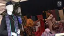 Pengunjung melihat-lihat produk kain tenun yang dipamerkan di Festival Sarung Indonesia 2019, Plaza Tenggara Kompleks GBK, Jakarta, Minggu (3/3). Festival ini diikuti sejumlah perajin sarung tenun dari berbagai daerah. (Liputan6.com/Helmi Fithriansyah)