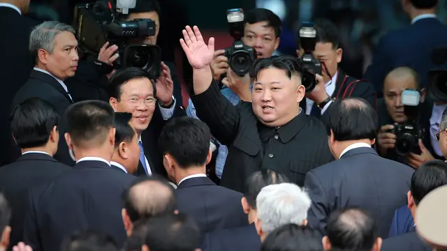 Senyum Kim Jong-un Saat Tinggalkan Vietnam