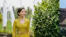 Raline Shah juga sering menjadi bridesmaid di pernikahan para kerabat dan sahabat terdekatnya. Terbaru penampilannya dalam balutan kebaya Bali warna hijau lime yang segar. [@ralineshah]