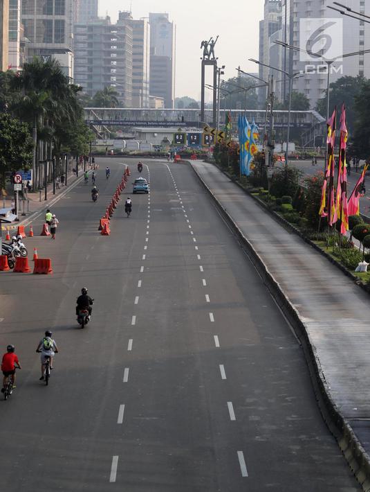 Aktivitas masyarakat di sekitar Bundaran HI, Jakarta, Minggu (17/6). Hari Bebas Kendaraan Bermotor (HBKB) atau Car Free Day (CFD) ditiadakan tanggal 10, 17, 24 Juni 2018. (Liputan6.com/Arya Manggala)