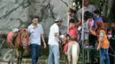 Pengunjung menaiki kuda poni di Taman Margasatwa Ragunan, Jakarta, Sabtu (9/7). Pengunjung Kebun Binatang Ragunan kembali membeludak di akhir libur Lebaran. (Liputan6.com/Yoppy Renato)