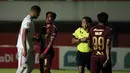 Yann Motta yang terlihat sedikit emosi terus mengeluarkan kata-katanya terhadap Erwin Gutawa yang sedikit lebih santai. (Foto: Bola.com/Ikhwan Yanuar)