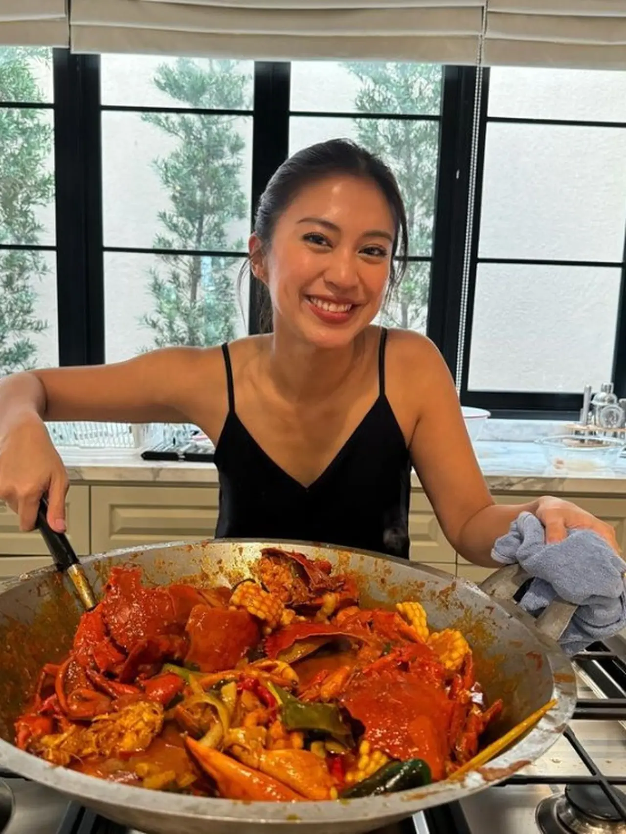 Momen-Momen Cantik Tyna Dwi Jayanti, Saat Memasak Sampai Liburan