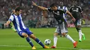 Penyerang Chelsea, Diego Costa berusaha melewati bek Porto, Ivan Marcano pada laga Liga Champions di Stadion Dragao, Portugal Rabu (30/9/2015). Porto Menang atas Chelsea dengan skor 2-1. (Reuters/Matthew Childs)