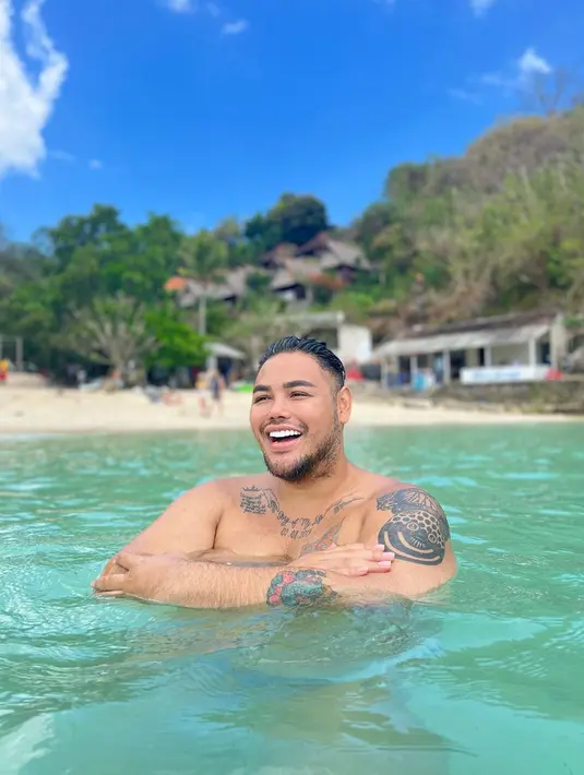 Ivan Gunawan saat menikmati waktu senggangnya dengan berenang di pantai Bali. (Instagram @ivan_gunawan)