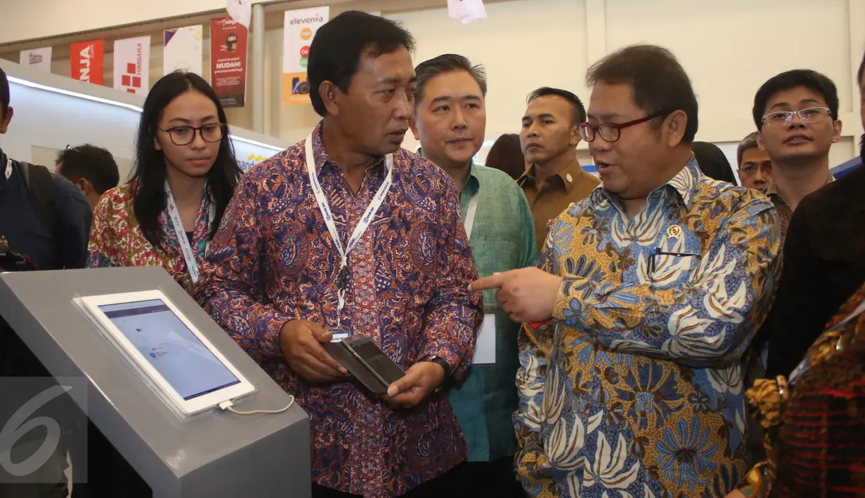 Rudiantara meninjau pameran IESE 2017, Tangsel, Rabu (9/5). Para pelaku industri e-Commerce Indonesia harus mampu memanfaatkan potensi digital Indonesia yang saat ini terus bertumbuh, seiring meningkatnya pengguna internet. (Liputan6.com/Angga Yuniar)