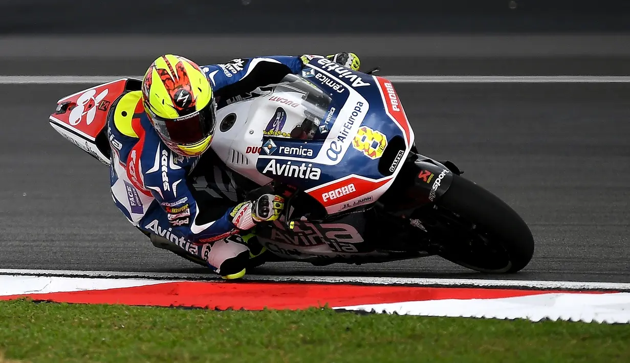 Sementara posisi ketiga latihan bebas kedua MotoGP Malaysia ditempati Hector Barbera yang menorehkan waktu 2 menit 9,414 detik, Jumat (28/10/2016). (AFP/Manan Vatsyayana)