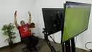 Ketua Umum The Jakmania, Diky Soemarno, saat bermain FIFA 20 di Kantor KLY, Gondangdia, Kamis (25/6/2020). Acara bertajuk BOLA Esports Challenge ini mempertemukan pemain Persija dengan The Jakmania pada pertandingan  FIFA 20. (Bola.com/M Iqbal Ichsan)