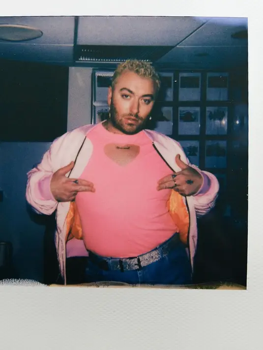 Dari busana serba hitam hingga pink menyala, Sam memilih model baju yang eksentrik. [Instagram @samsmith]