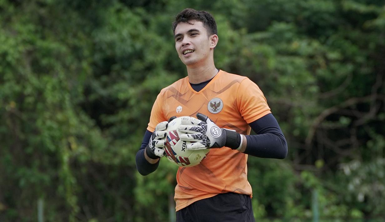 Kariernya sebagai pesepak bola pernah terhenti sesaat karena vakumnya sepak bola nasional akibat carut-marut kompetisi dan federasi. Padahal, ia mendapatkan panggilan seleksi Timnas U-19. Nadeo akhirnya sempat melupakan sepak bola dan melanjutkan kuliah di Universitas Kediri. (Dok. PSSI)