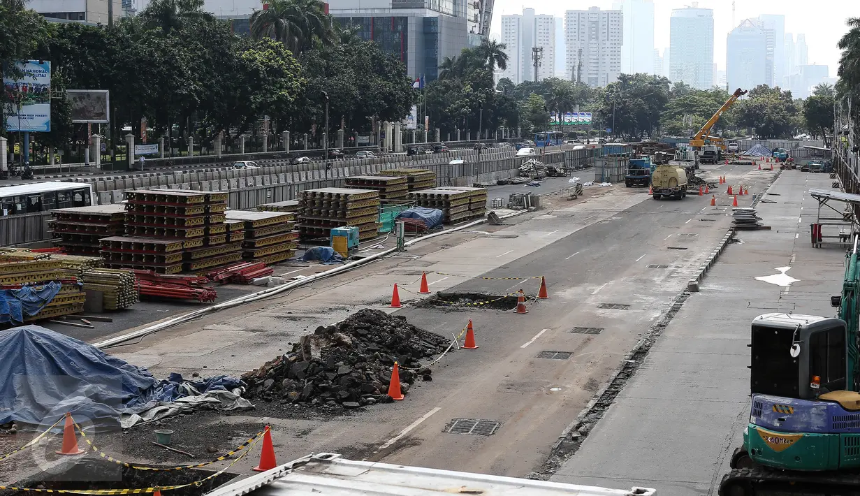 Sejumlah alat berat terparkir di proyek pembangunan MRT di kawasan Sudirman, Jakarta, Selasa (5/7). Pengerjaan proyek infrastruktur di Jakarta dan sekitarnya libur sementara karena para pekerja memperoleh libur Lebaran. (Liputan6.com/Faizal Fanani)