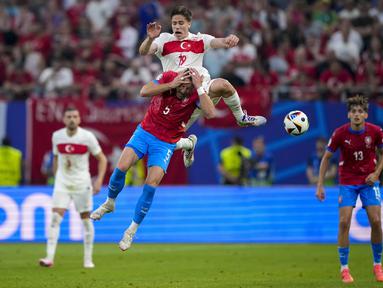 Penyerang Turki Kenan Yildiz berebut bola dengan bek Republik Ceko Vladimir Coufal pada laga terakhir grup F Euro 2024 di stadion Volkspark, Kamis (27/6/2024). (AP Photo/Ebrahim Noroozi)