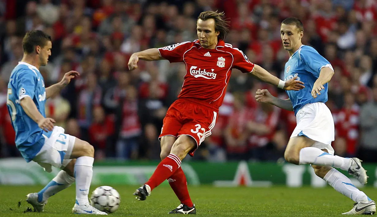 Tahun 1998-2001 Barcelona mendapatkan servis pemain asal Belanda Boudewijn Zenden (tengah), kemudian pada periode 2005-2007 giliran Liverpool yang menggunakan jasa  Zenden. (AFP/Andrew Yates)