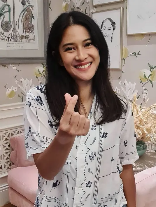 "Untuk para perempuan yang sedang berjuang mengejar mimpinya... "Teruslah bermimpi, teruslah bermimpi, bermimpilah selama engkau dapat bermimpi! Bila tiada bermimpi, apakah jadinya hidup! Kehidupan yang sebenarnya kejam," tulisnya. (Instagram/therealdisastr)