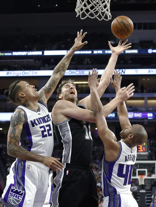 Pemain San Antonio Spurs, Pau Gasol (tengah), mencetak 24 poin dan 9 rebound saat melawan Sacramento Kings dalam laga reguler NBA 2016-2017 di Golden 1 Center, Sacramento, Kamis (17/11/2016) WIB. (AP Photo/Rich Pedroncelli)