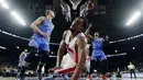Pemain Detroit Pistons, Ish Smith terjatuh saamelakukan layup  ke jaring Oklahoma pada laga NBA basketball game di Auburn Hills, (14/11/2016).  (AP/Carlos Osorio)