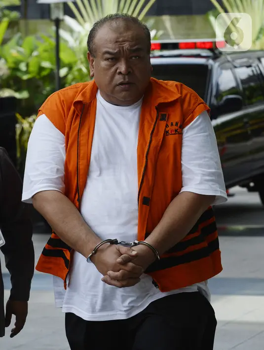 Kontraktor, Muhammad Yamin Kahar berjalan akan menjalani pemeriksaan perdana pasca penahanan oleh penyidik di Gedung KPK, Jakarta, Senin (10/2/2020). Yamin  Kahar diperiksa sebagai tersangka terkait suap proyek Jembatan dan pembangunan Masjid Solok senilai Rp 69,8 miliar. (merdeka.com/Dwi Narwoko)