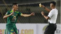 Rizky Ridho - Pemain Jebolan klub internal El Faza ini sebelumnya lebih sering bermain untuk timnas U-19 dan Persebaya U-20 pada ajang Elite Pro Academy Liga 1 U-20. Mantan kapten Garuda Muda ini merupakan bek masa depan Bajul Ijo dan Timnas Indonesia. (Bola.com/M Iqbal Ichsan)