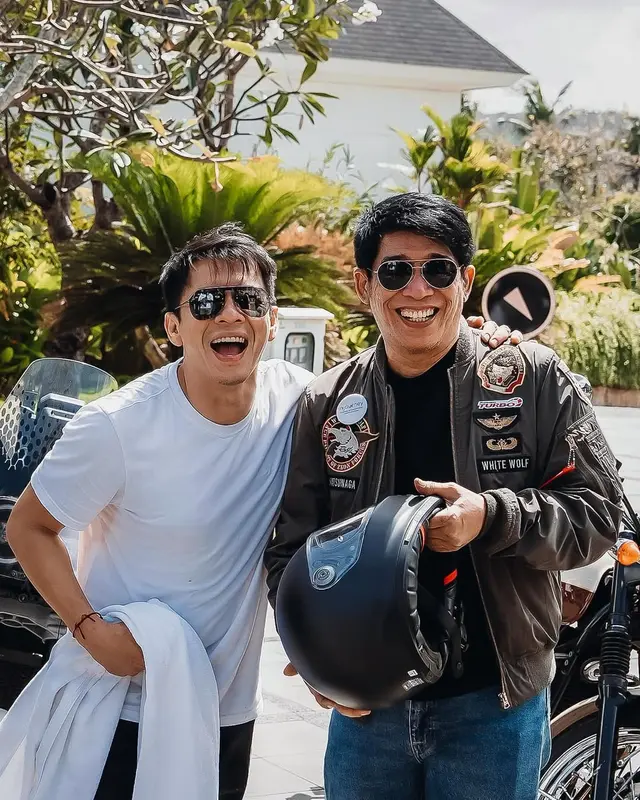 1. Gaya Kasual Ariel dengan Kaos Putih