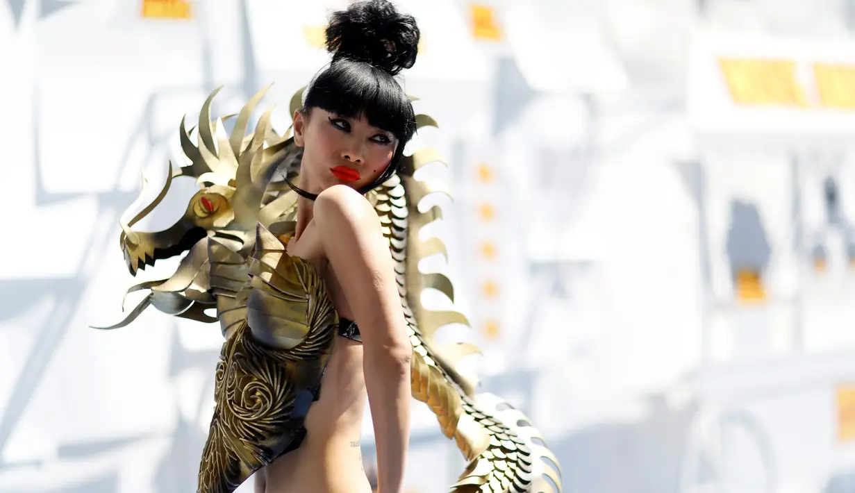 Bai Ling mengenakan gaun berornamen naga saat berjalan di red carpet ajang MTV Movie Awards 2015 di Nokia Theatre, Los Angeles, Minggu (12/4). (REUTERS/Mario Anzuoni)
