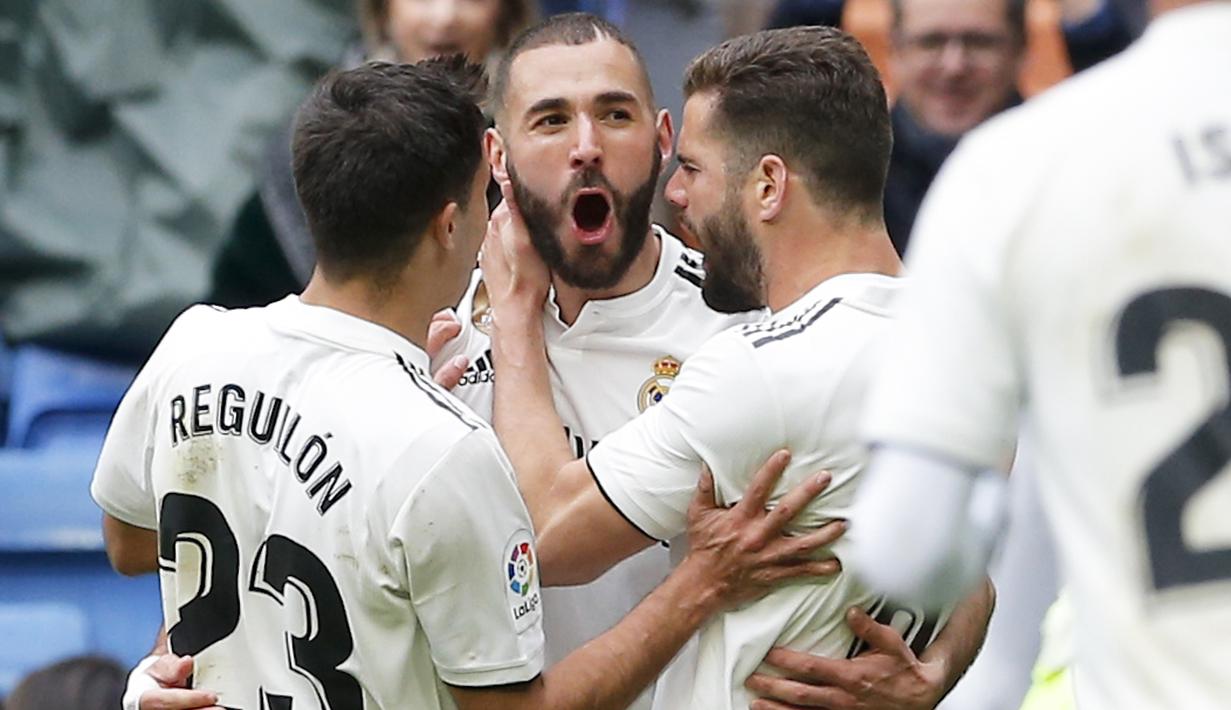 Striker Real Madrid, Karim Benzema, melakukan selebrasi usai membobol gawang Eibar pada laga La Liga di Stadion Santiago Bernabeu, Sabtu (6/4). Real Madrid menang 2-1 atas Eibar. (AP/Paul White)