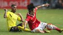Pemain Persija, Hong Soon Hak (kanan), dilanggar pemain Semen Padang, Diego Santos, dalam laga Torabika Soccer Championship presented by IM3 Ooredoo di Stadion Utama Gelora Bung Karno, Jakarta, Minggu (8/5/2016). Persija menang 1-0. (Bola.com/Arief Bagus)