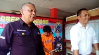 Kasatreskrim AKP Anton Widodo dan Kabag Humas Polres Bangkalan, AKP Bidarudin saat merilis penangkapan Hayat tersangka pembunuhan di Pantai Rongkan/ musthofa aldo 