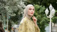 OOTD kemeja kuning floral  (blibli)